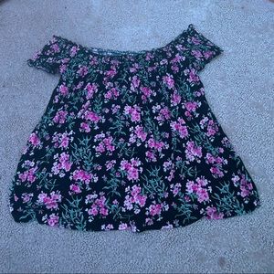 I’m selling a off the shoulder blouse that is beautiful it just no longer fits!